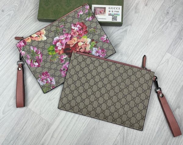 Gucci GG Supreme Bloom Floral Clutch Bag In Burgundy Color