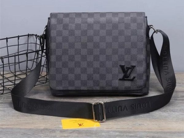 Louis Vuitton Men District Messenger Bag Fake Replica Sale UK	Men's First Copy Cheap Price Reps Luxury Shoulder Bags Man 1st Copies LV Brand Logo 1:1 Crossbody Fakes Leather Boys Rep Long Belt Duplicate AAA Original Wallet Purse Grey