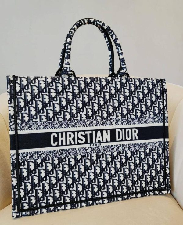 Christian Dior Oblique Embroidery In 3 Different Colors (M1286ZRIW_M828)