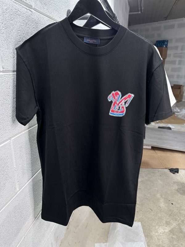 Louis Vuitton Man Woman Designer T-shirt AAA Replica Sale UK	Men Women LV Brand Logo First Copy Reps Cheap Price T Shirt Man Woman Tee Shirts Fake Rep T-shirts Unisex Luxury 1st Copies Tshirts Fakes 1:1 Tshirt Half Sleeves Duplicate Black