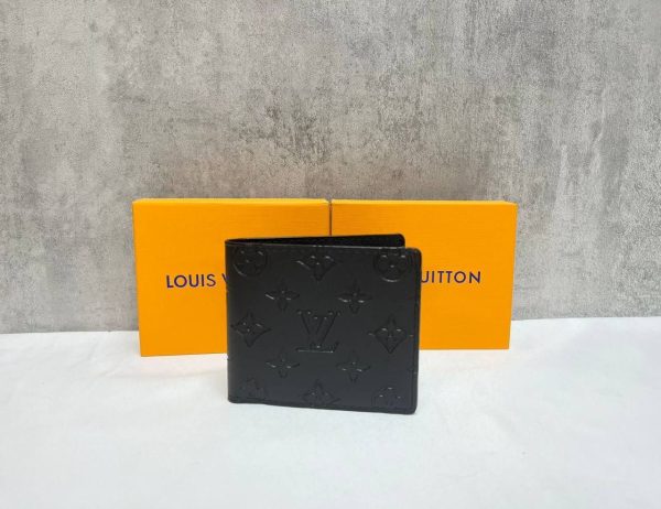Louis Vuitton Men's LV Logo Leather Designer Wallets Sale UK	Men First Copy Wallet Man Luxury Cheap Price Purse Fakes Reps 1st Copies Replica Card Holder 1:1 Fake Rep Brand Logo Bifold Monogram Purses 1 to 1 AAA Duplicate Black