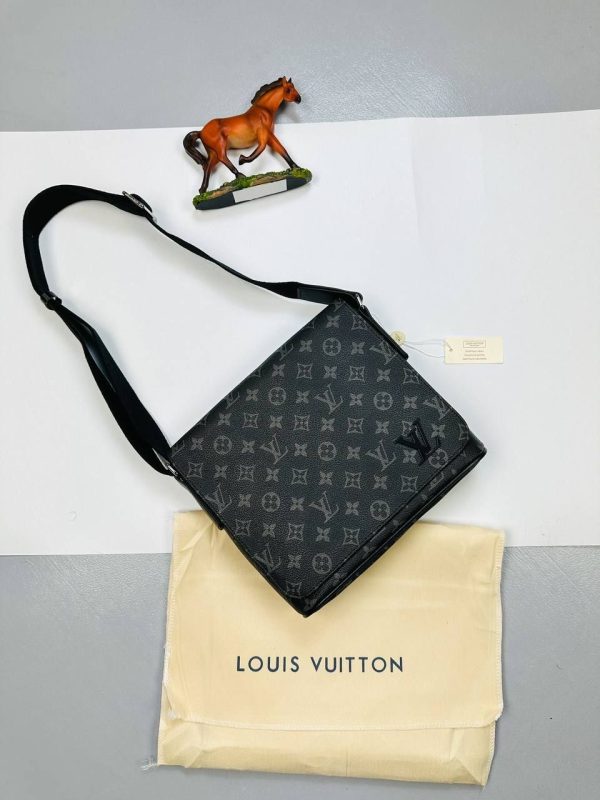 Louis Vuitton Mens District MM Monogram Designer Bag Sale UK	Men's First Copy Replica Cheap Price Crossbody Reps Man Fake Luxury Shoulder Bags 1st Copies LV Brand Logo 1:1 Fakes Leather Rep AAA Long Belt Duplicate Wallet Purse Black Grey