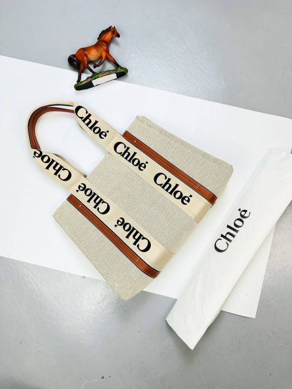 CHLOE Woody branded linen shoulder bag