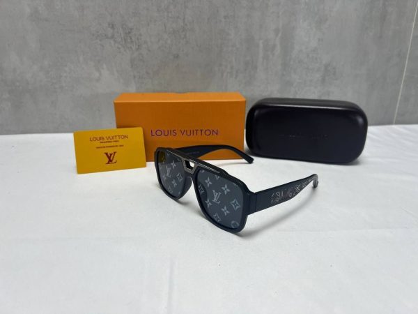 Louis Vuitton Men's Women's Designer Logo Sunglasses Sale UK	Man Woman First Copy Fakes Luxury Replica Cheap Price Sunglass Men Women 1st Copies Eyewear Rep 1:1 LV Brand Glasses Plastic Square Frame Fake Reps AAA Duplicate 1 to 1 Black Grey  